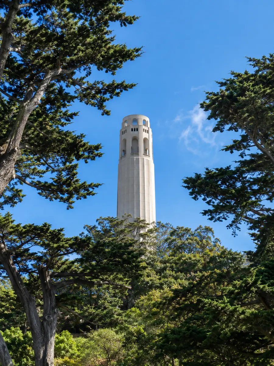 Coit Tower auf dem Telegraph Hill über der Stadt, dahinter Alcatraz in der Bucht